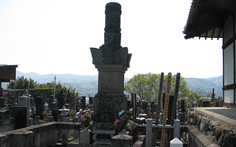 大蓮院殿の墓